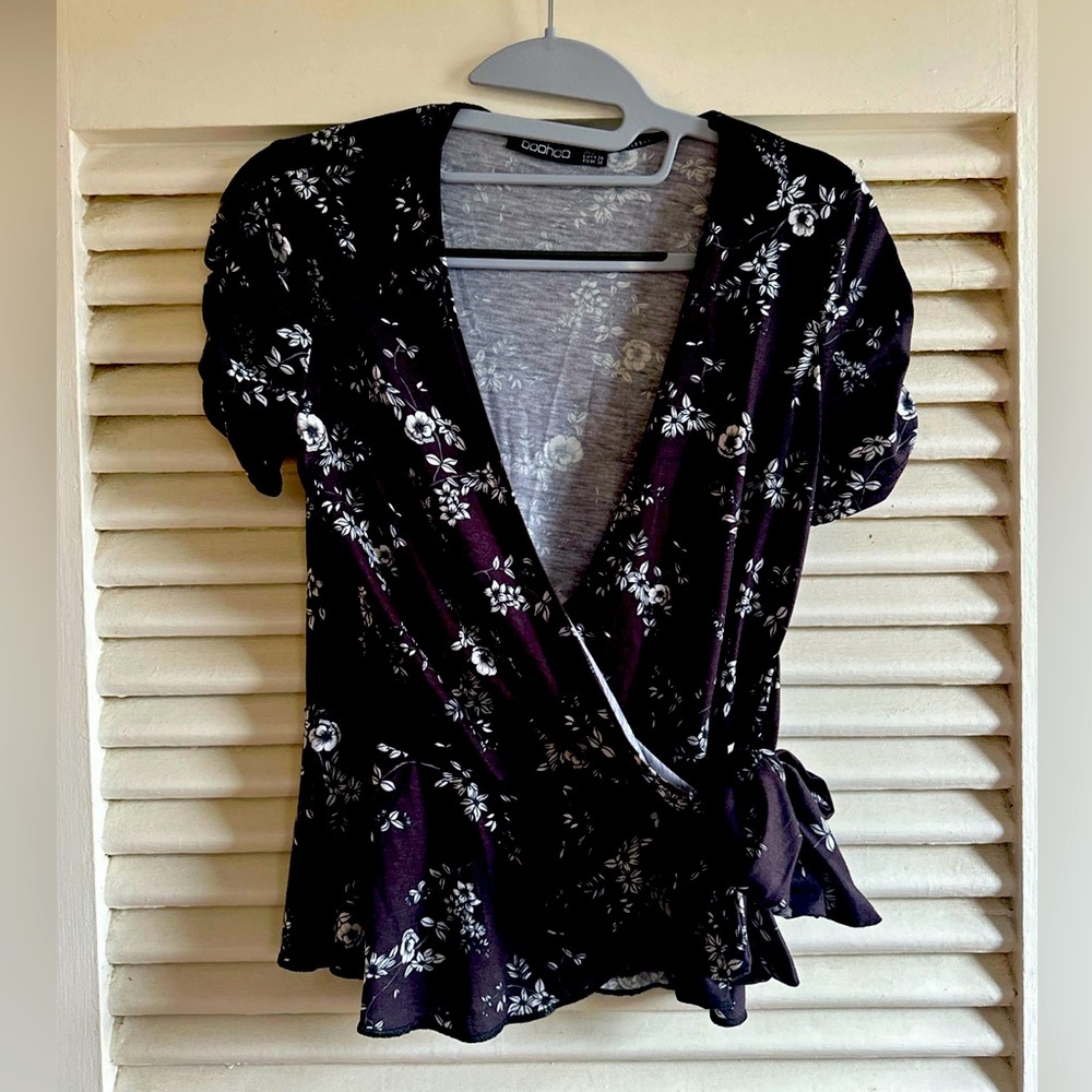 Boohoo wrap shirt size XS navy black floral